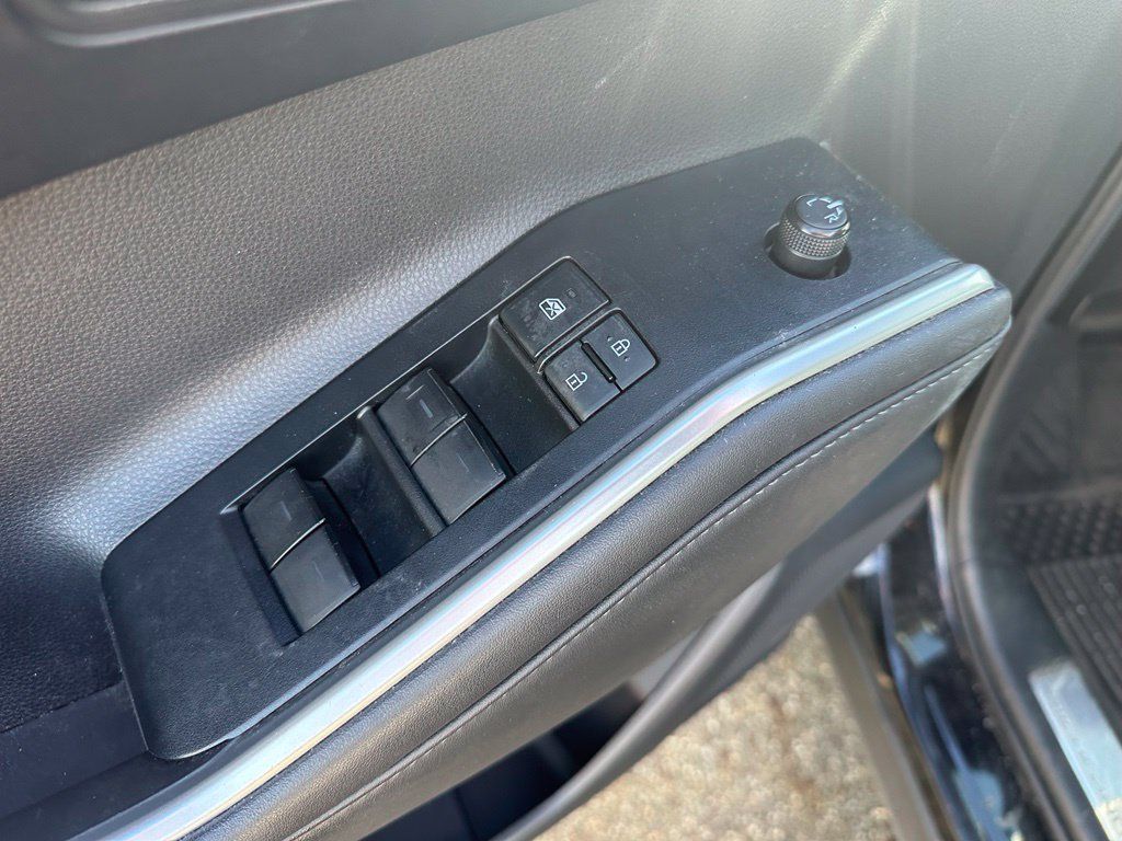 Used 2022 Toyota Highlander XLE AWD/4WD image 12