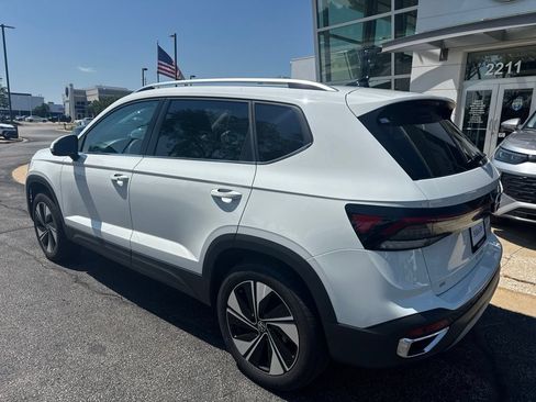 Used 2025 Volkswagen Taos SE w/ Panoramic Sunroof Package AWD/4WD image 4
