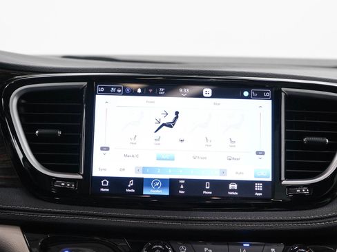 Used 2023 Chrysler Pacifica Limited FWD image 19