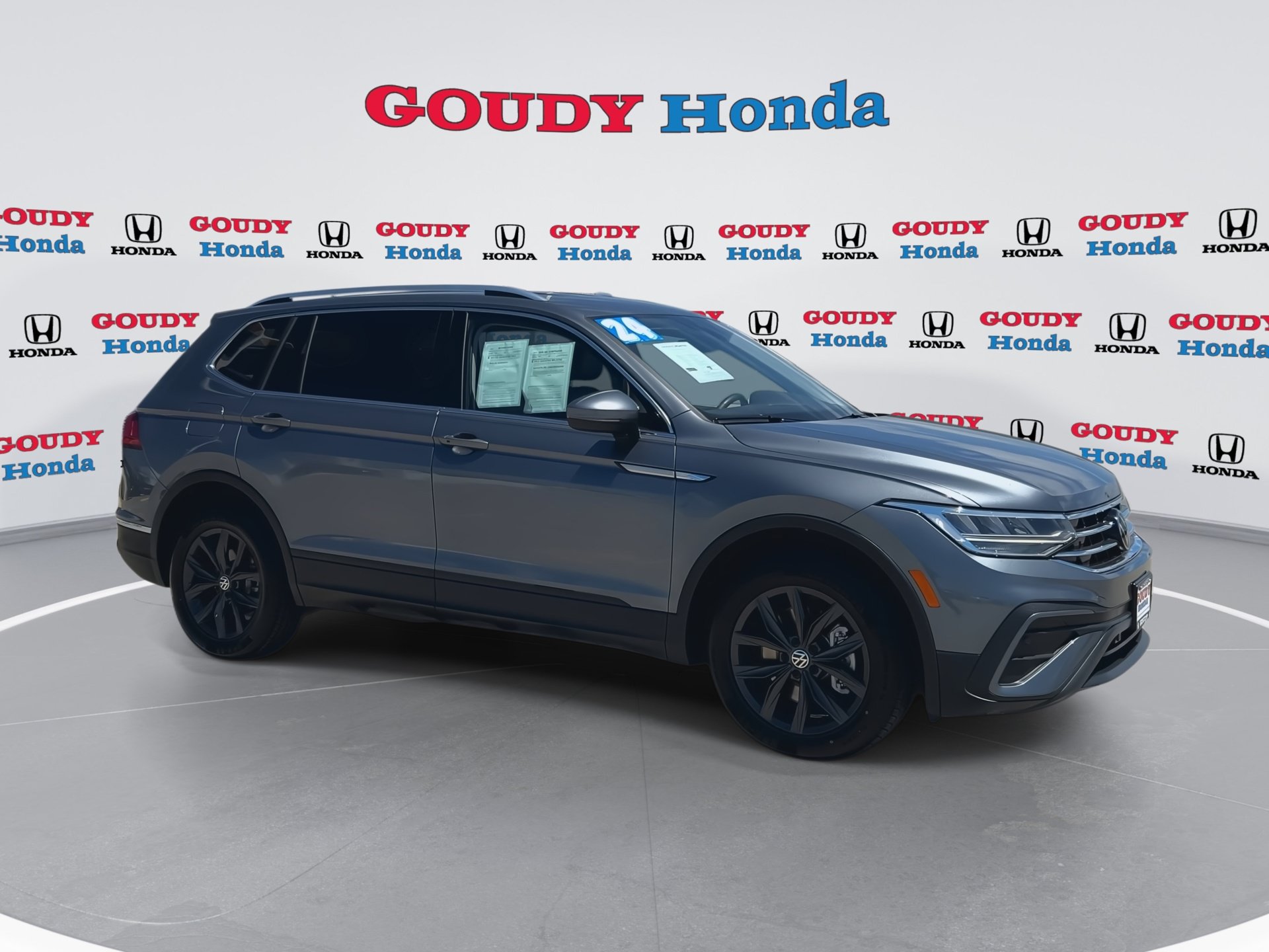Used 2024 Volkswagen Tiguan SE AWD/4WD image 2