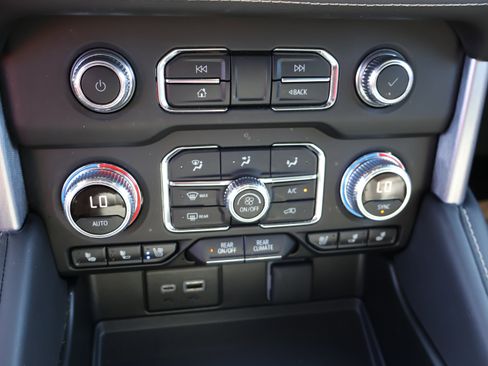 Used 2024 GMC Yukon SLT AWD/4WD image 29
