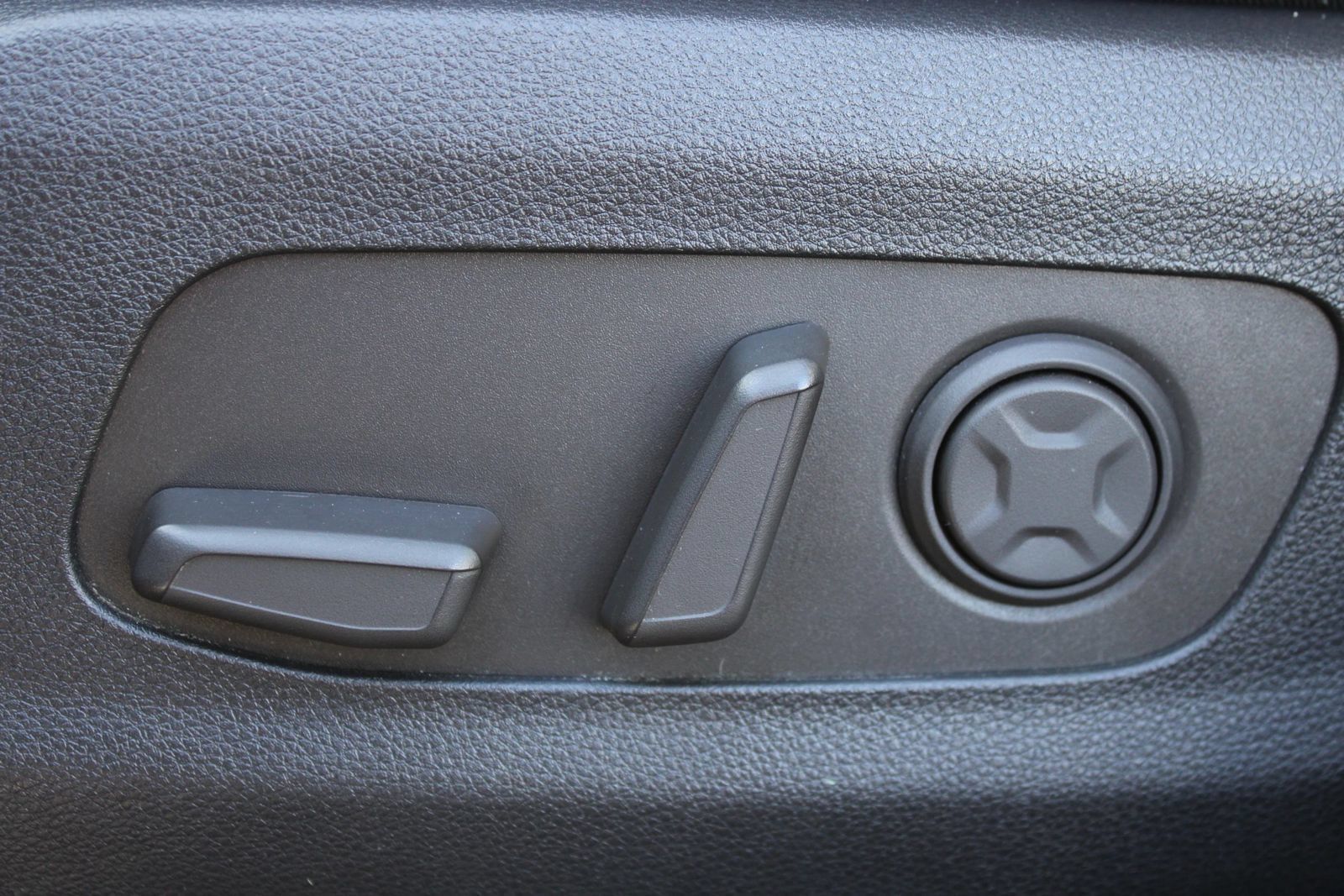Used 2025 Kia Carnival FWD image 16