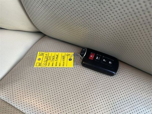 Used 2016 Toyota Avalon Limited image 35