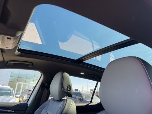 Used 2025 Volkswagen Tiguan SE R-Line image 13