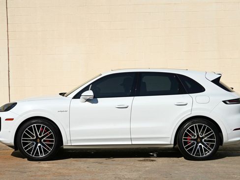 Used 2024 Porsche Cayenne Turbo AWD/4WD image 58