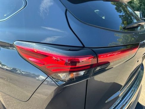 Used 2022 Toyota Highlander Platinum AWD/4WD image 11