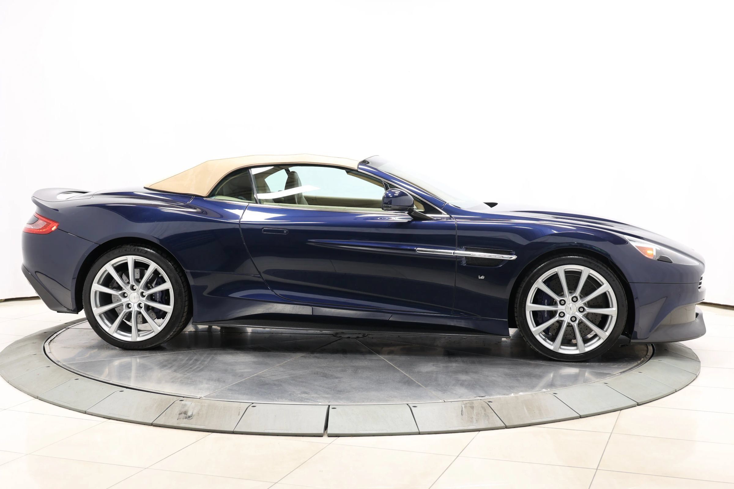 Used 2016 Aston Martin Vanquish Volante RWD image 94