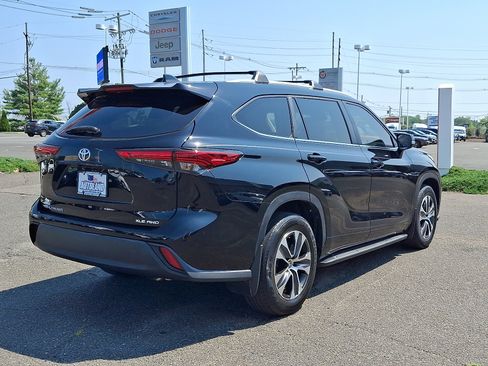 Used 2023 Toyota Highlander XLE AWD/4WD image 7