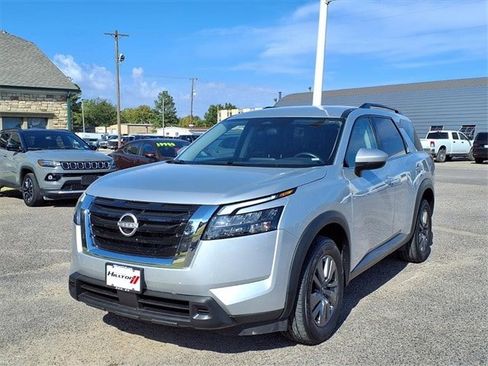 Used 2025 Nissan Pathfinder SV image 1