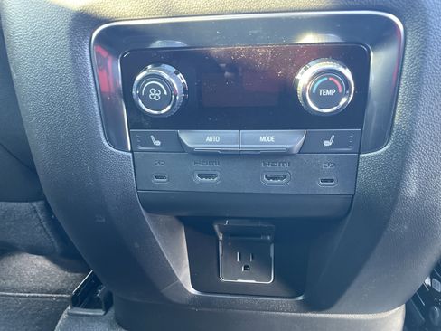 Used 2025 Chevrolet Suburban High Country image 20