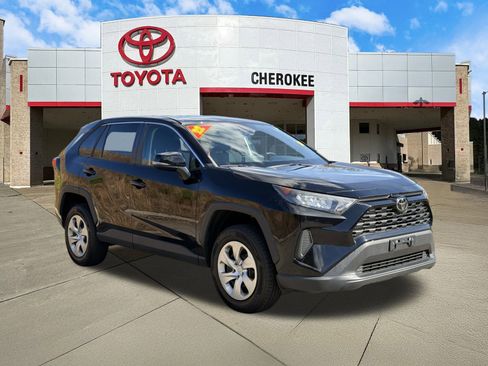 Used 2022 Toyota RAV4 LE image 3