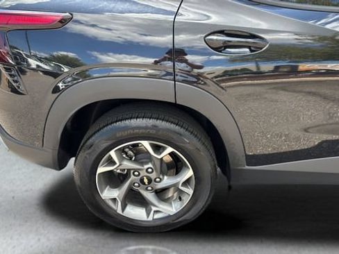 Used 2025 Chevrolet Trax LT FWD image 34