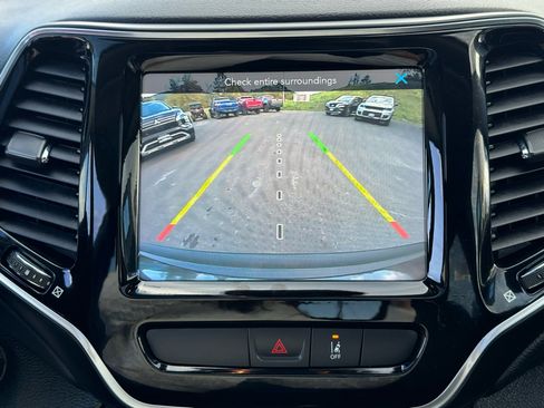 Used 2022 Jeep Cherokee Limited image 23