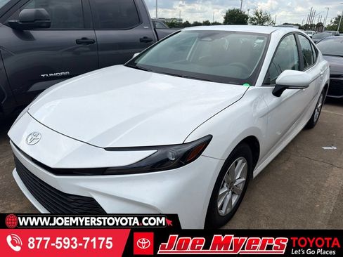 Used 2025 Toyota Camry LE w/ Convenience Package FWD image 1
