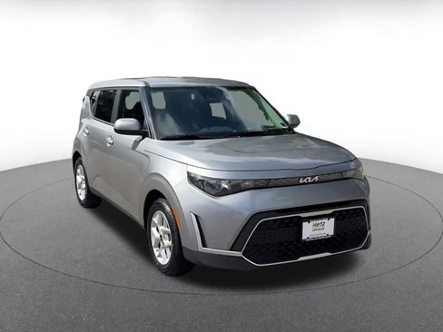 Used 2025 Kia Soul LX w/ LX Technology Package FWD image 3