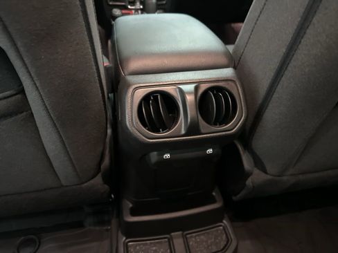 Used 2024 Jeep Wrangler Unlimited image 24