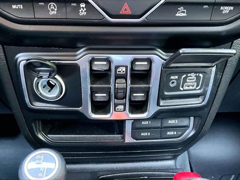 Certified 2022 Jeep Wrangler Unlimited Sahara w/ Cold Weather Group AWD/4WD image 17