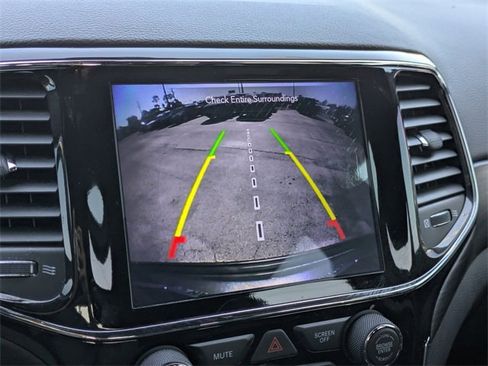 Used 2021 Jeep Grand Cherokee Laredo X image 23