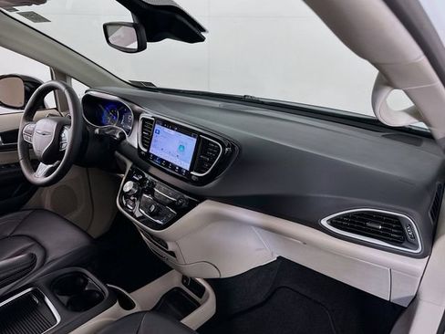 Used 2024 Chrysler Pacifica Touring-L image 23