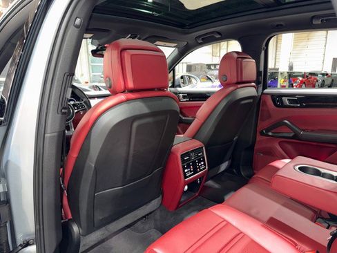 Used 2020 Porsche Cayenne image 13