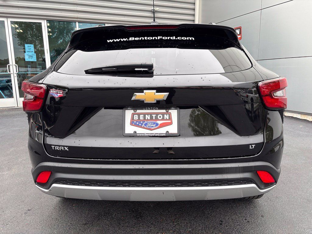 Used 2025 Chevrolet Trax LT FWD image 7