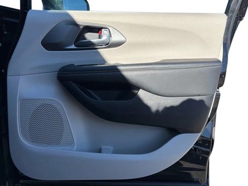 Used 2024 Chrysler Pacifica Touring-L image 26