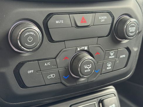 Used 2018 Jeep Renegade Altitude image 18