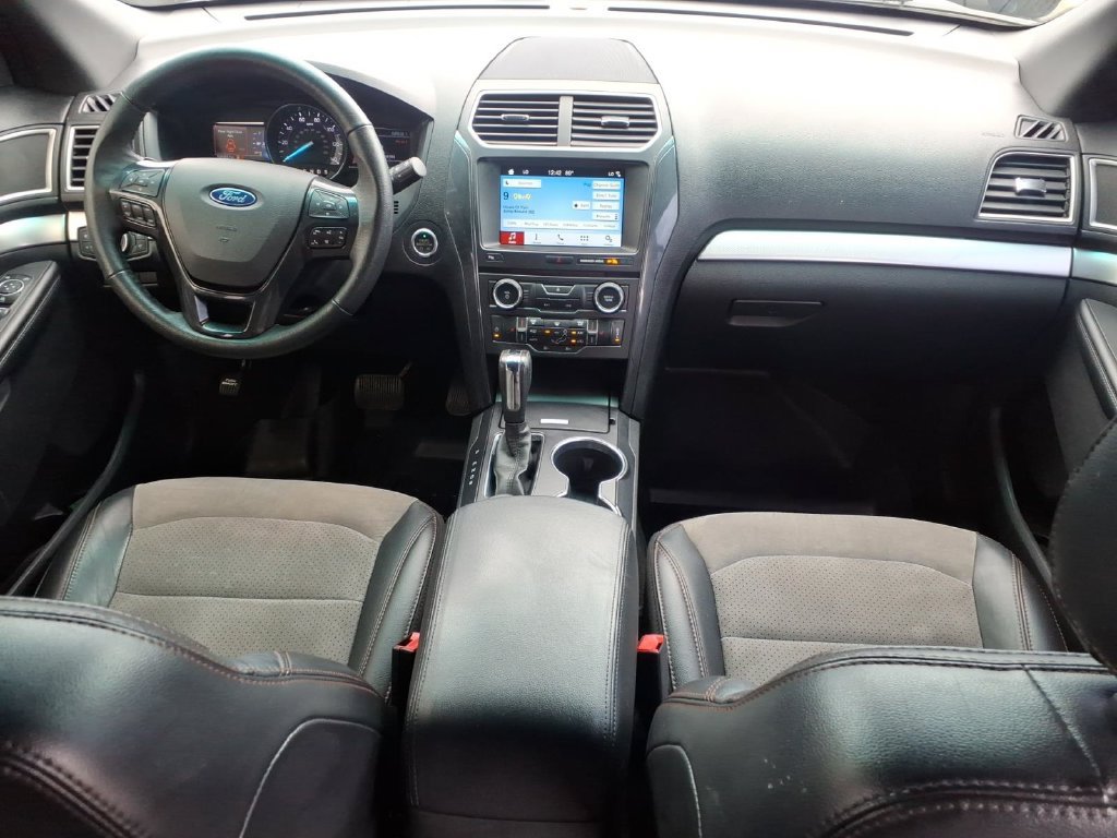 Used 2017 Ford Explorer XLT w/ Equipment Group 202A AWD/4WD image 19