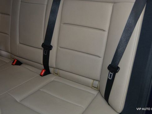 Used 2010 Mercedes-Benz E 350 4MATIC Sedan image 25