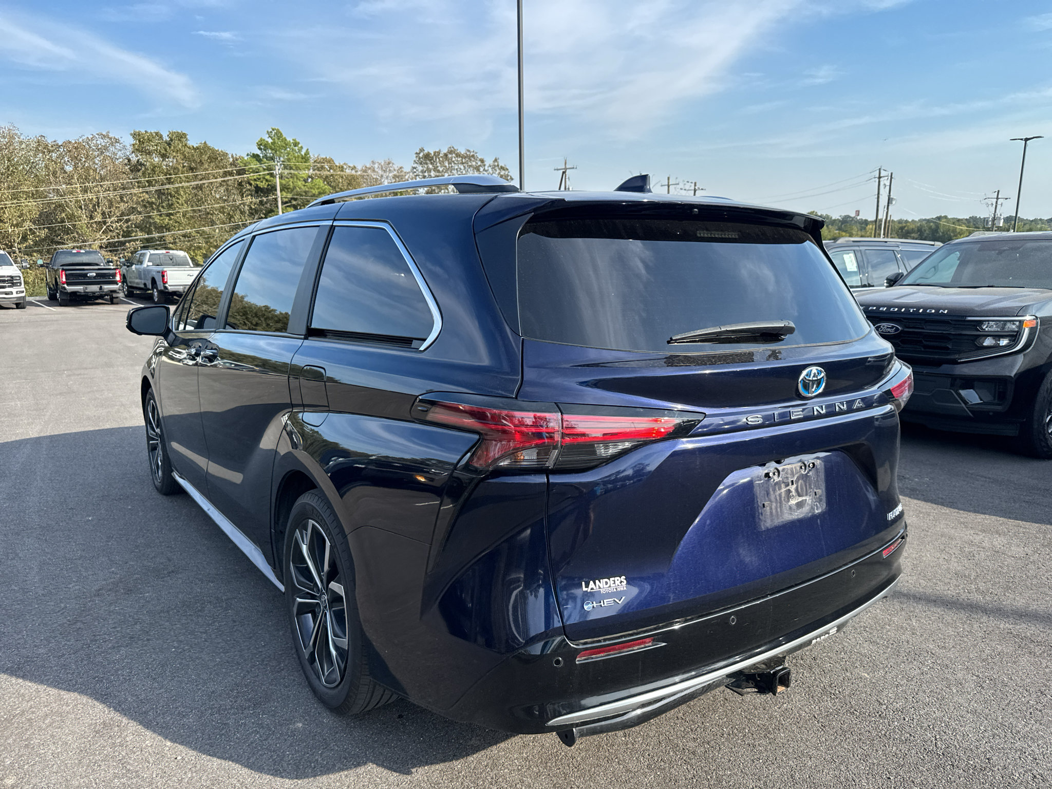 Used 2025 Toyota Sienna Platinum FWD image 7