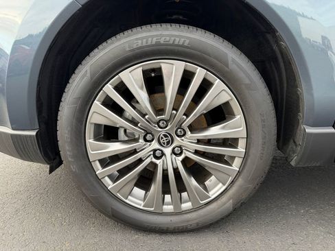 Used 2022 Toyota Venza XLE image 10