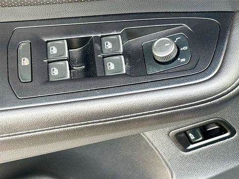 Used 2025 Volkswagen Atlas Cross Sport SE image 17