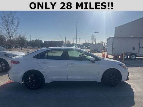 Used 2026 Toyota Corolla SE image 2