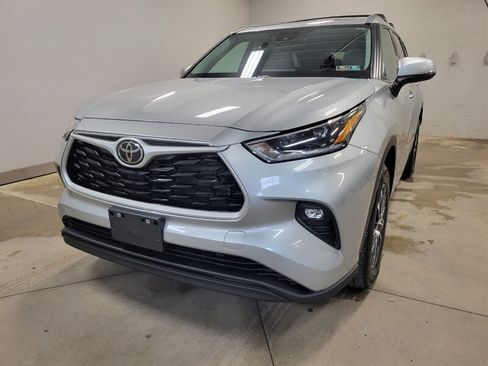 Used 2021 Toyota Highlander XLE AWD/4WD image 2