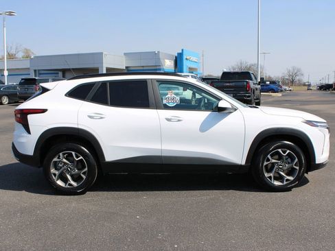 Used 2025 Chevrolet Trax LT w/ LT Convenience Package image 11