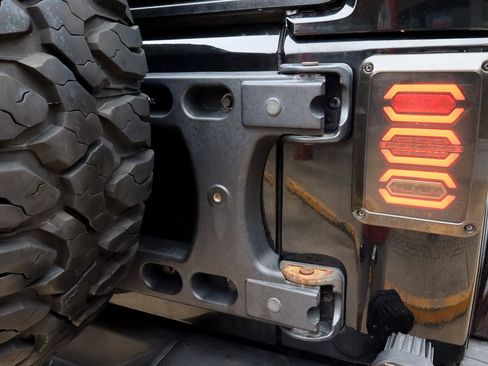 Used 2017 Jeep Wrangler Unlimited Rubicon image 18