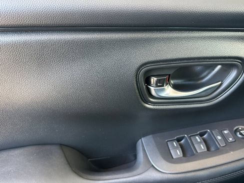 Used 2024 Honda HR-V LX image 11