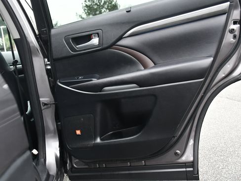 Used 2017 Toyota Highlander Limited Platinum image 22