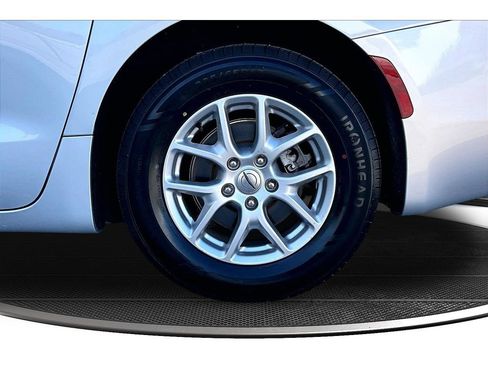 Certified 2024 Chrysler Voyager LX FWD image 40