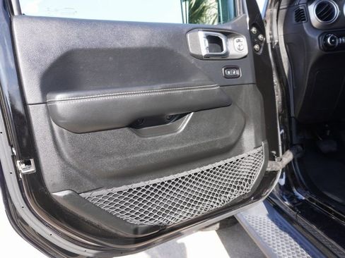 Used 2018 Jeep Wrangler Unlimited Sahara image 8