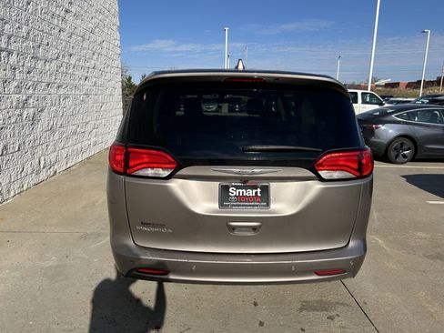 Used 2017 Chrysler Pacifica Touring w/ Tire & Wheel Group image 4