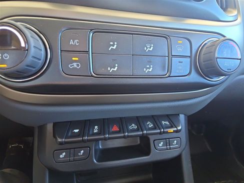 Used 2022 Chevrolet Colorado Z71 AWD/4WD image 16