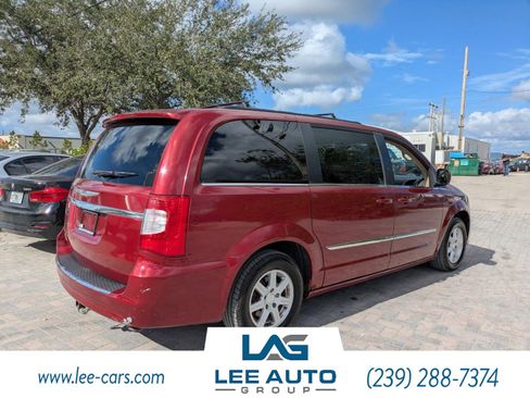 Used 2012 Chrysler Town & Country Touring image 3