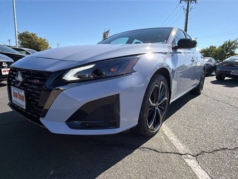 New 2025 Nissan Altima 2.5 SR image 9