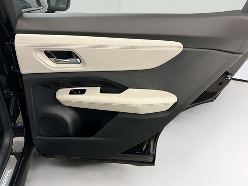 Used 2023 Nissan Ariya AWD image 33