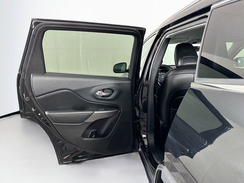 Used 2019 Jeep Cherokee Limited FWD image 26