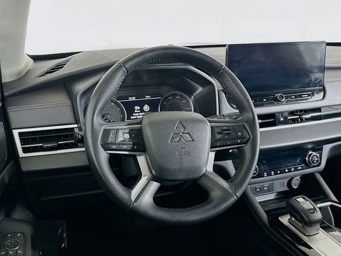 Used 2025 Mitsubishi Outlander SE FWD image 18