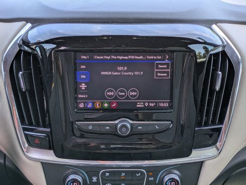 Used 2023 Chevrolet Traverse LS image 16