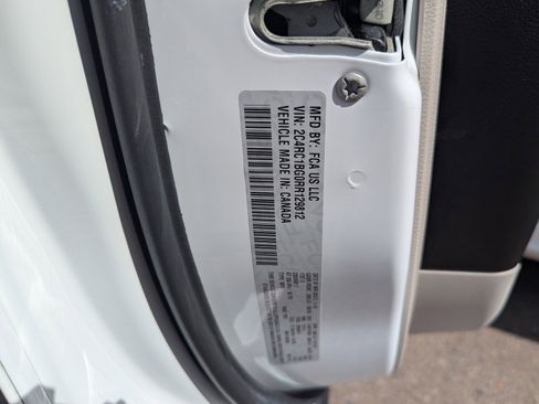 Used 2024 Chrysler Pacifica Touring-L image 34