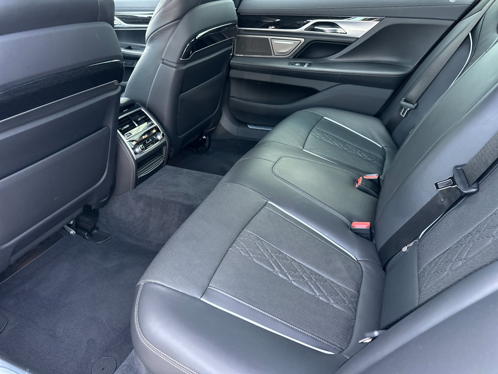 Used 2020 BMW 750i xDrive w/ M Sport Package AWD/4WD image 12